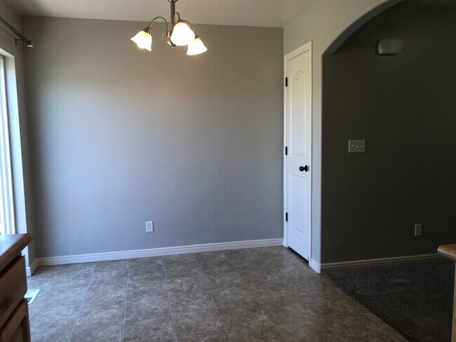 Building Photo - Stunning Saratoga Springs Townhome