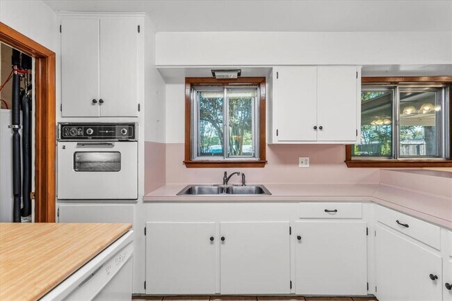 Building Photo - 3210 Bruce Dr