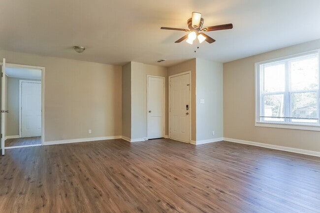 Building Photo - 700 Robison Dr