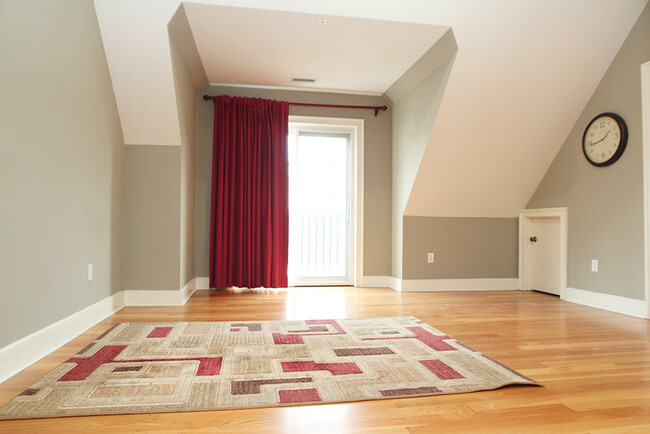 Building Photo - 109 Forest St