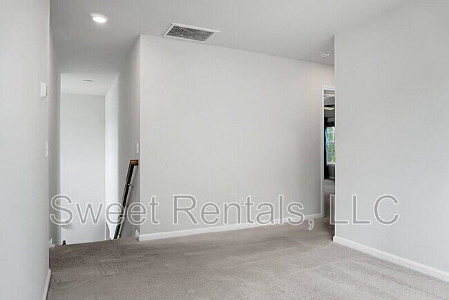 Building Photo - 210 Daniels Creek Cir