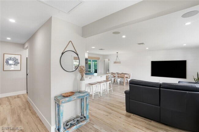 Building Photo - 6163 Plumosa Ave