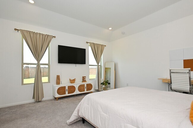 Building Photo - 3057 Pensacola Dr