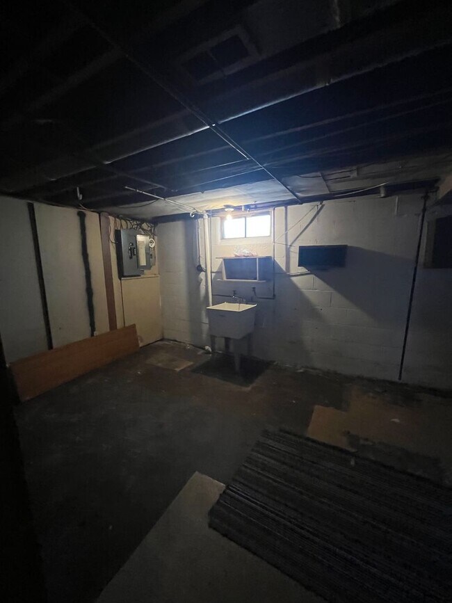 Building Photo - Comfortable 2-Bedroom Single-Family Home with Washer/Dryer Hookups