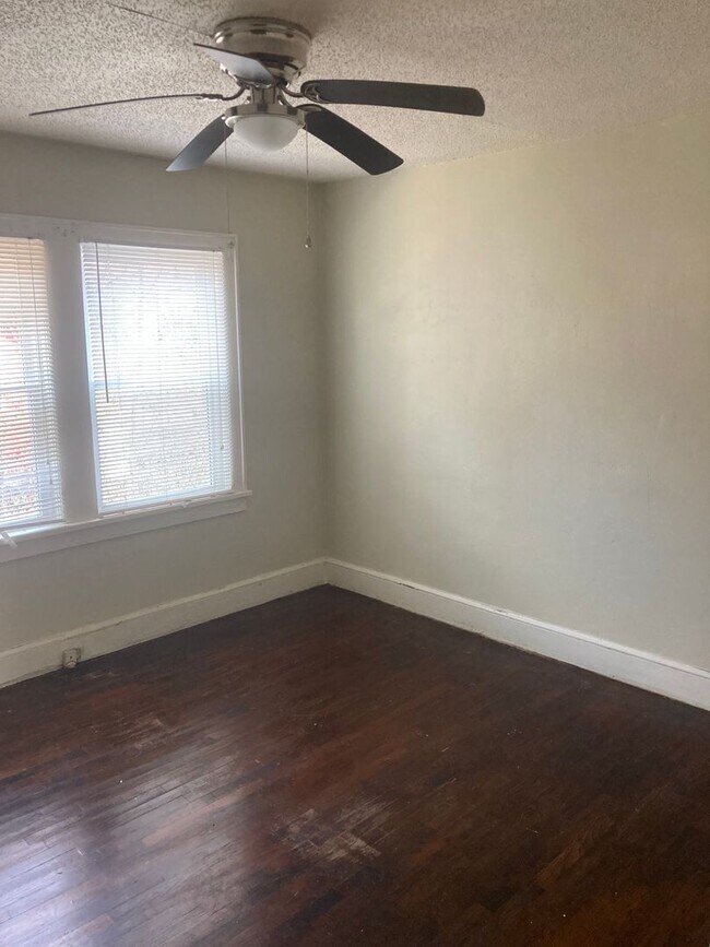 Building Photo - 403 N Elm St NW