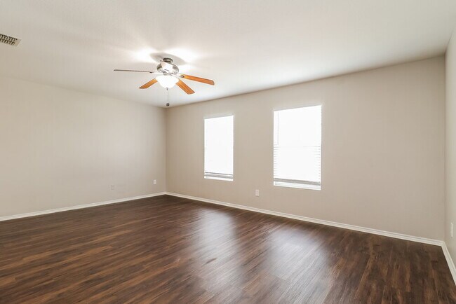 Building Photo - 1825 Shasta View Dr