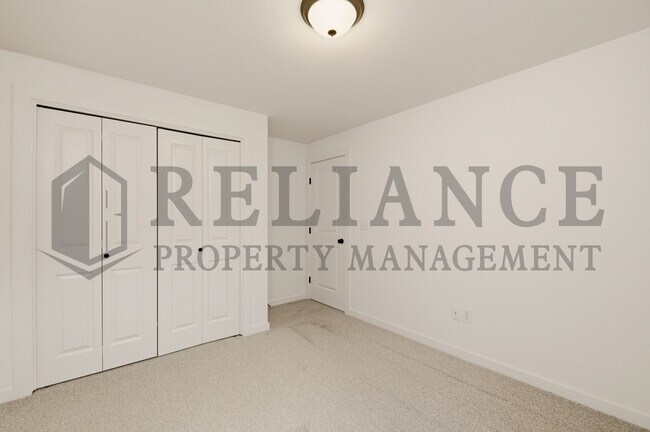 Building Photo - 5240 N Pinecrest Ct