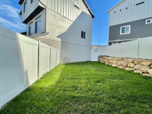 Building Photo - Spacious 2 Story at Holbrook Farms!