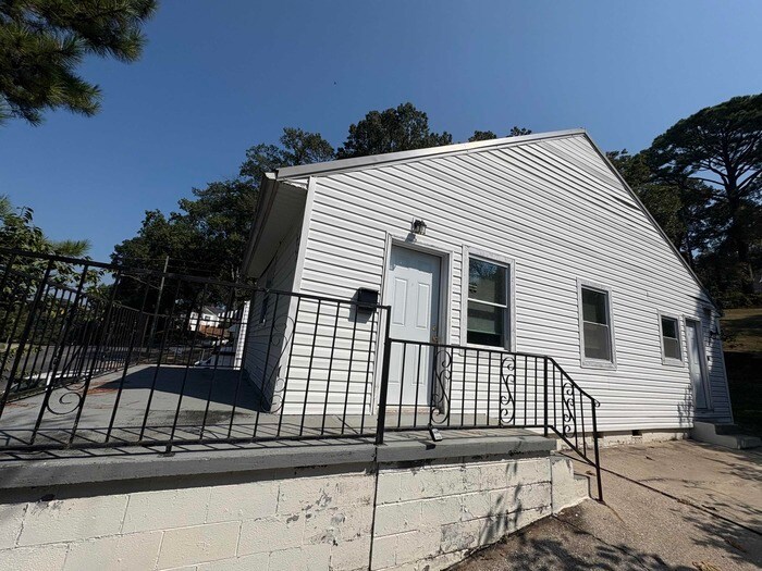 Building Photo - 4409 Ave I