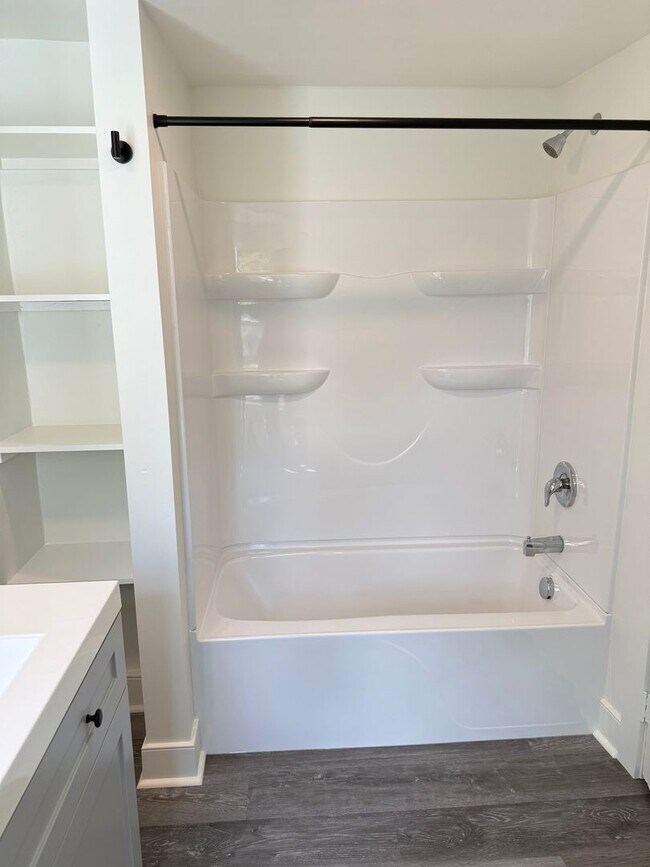Building Photo - Beautifully Renovated 2 bedroom Tiny Home - End-of-Row Unit w/ Laundry!