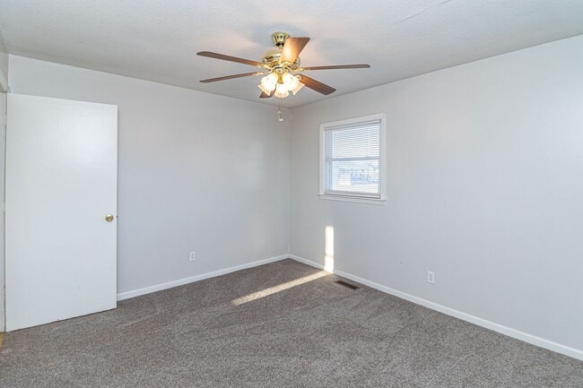 Building Photo - Adorable Brick Ranch 3 BR | 1.5 BA in Goldsboro