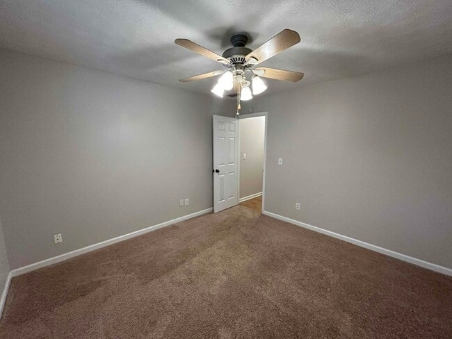 Building Photo - 1424 Snow Hill Dr