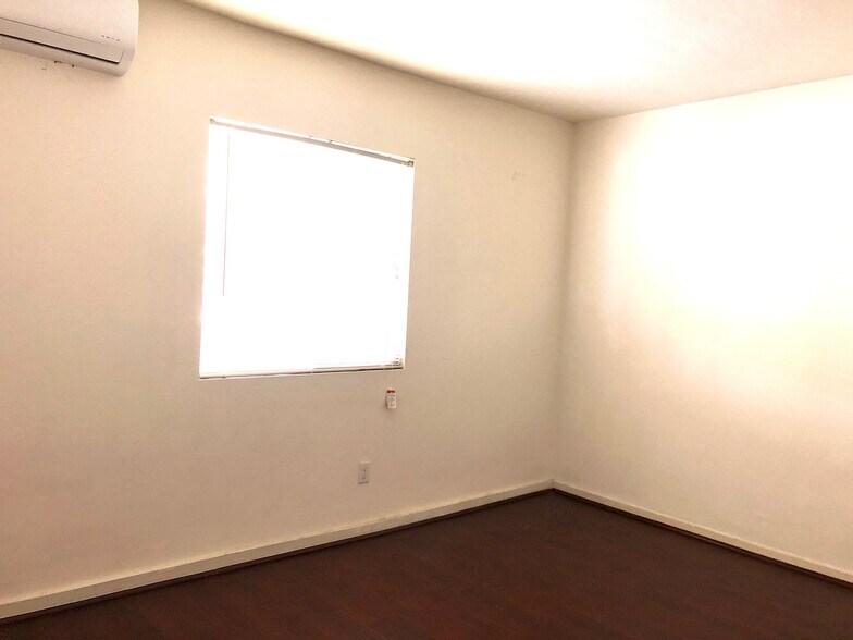Building Photo - 1327 W 164th St