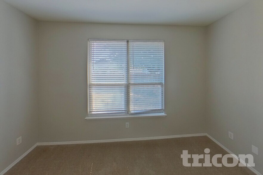 Building Photo - 3005 Glenrose Dr