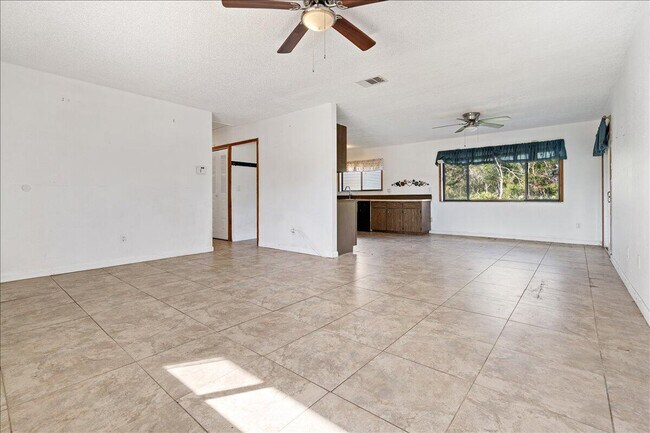 Building Photo - 1433 SE North Balcourt Ct
