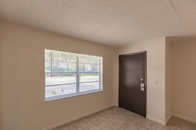 Building Photo - 5029 Rose Hill Dr