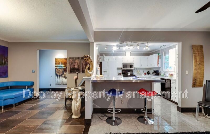 Building Photo - 4557 Ravenwood Dr N