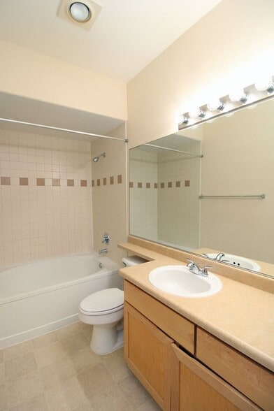 Building Photo - 1170 NE 64th Ln