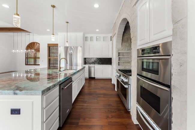 Building Photo - Elevated Executive Living in Lake Forest