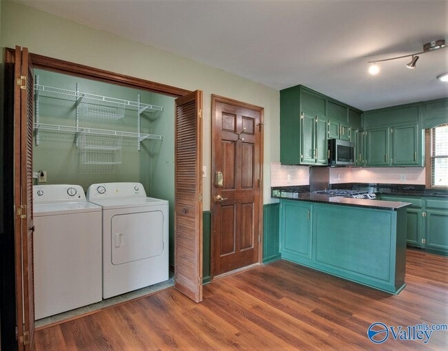 Building Photo - 697 Crestview Dr