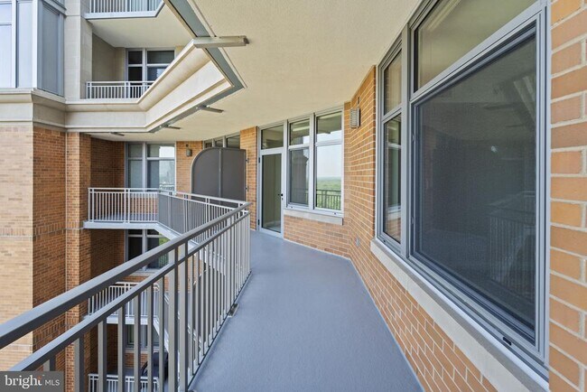 Building Photo - 8220 Crestwood Heights Dr