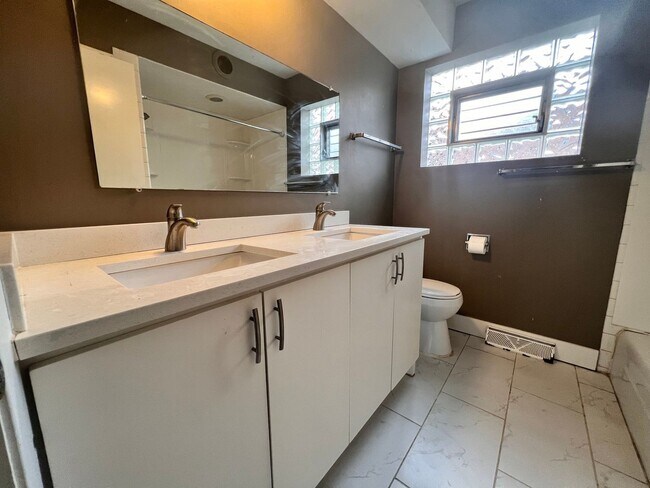 Building Photo - 16W671 56th St