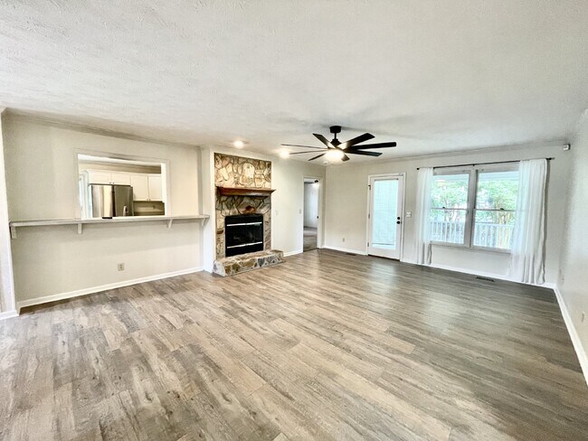 Building Photo - 3 Bed, 2 Bath Nest In Beaver Run