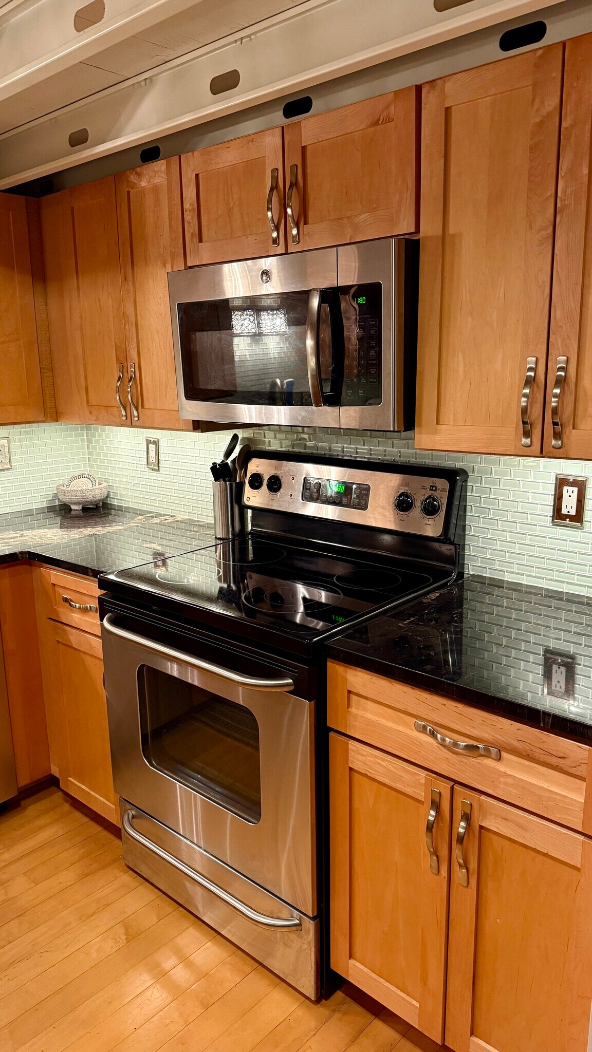 Stove & Microwave - 110 N 3rd St