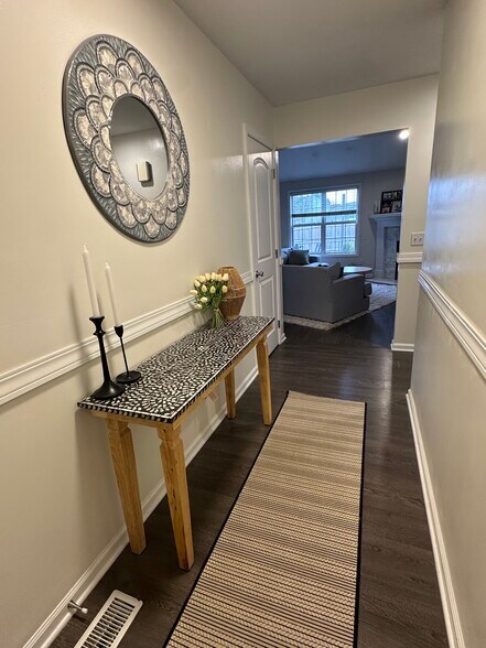 Building Photo - 9527 Acacia Psge