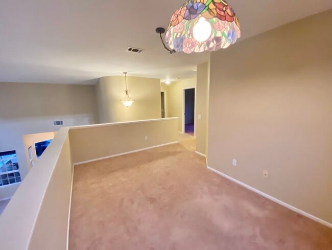 Building Photo - Spacious 3 Bed 2.5 Bath with a loft Ventura home