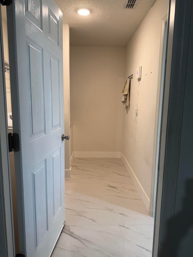 Building Photo - 1205 SW Alcantarra Blvd