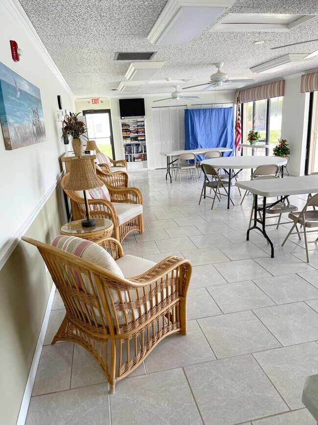 Building Photo - 10044 S Ocean Dr
