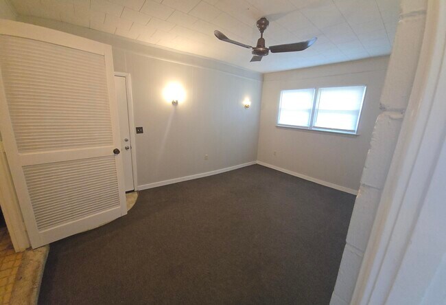 Building Photo - 712 Newport Dr
