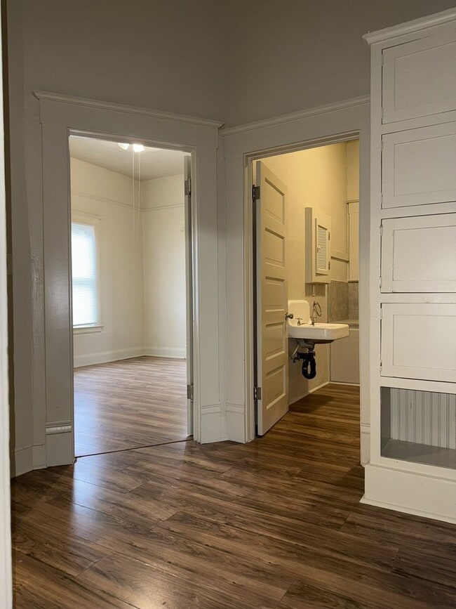 Building Photo - Endearing 2/1 Available Now!!!