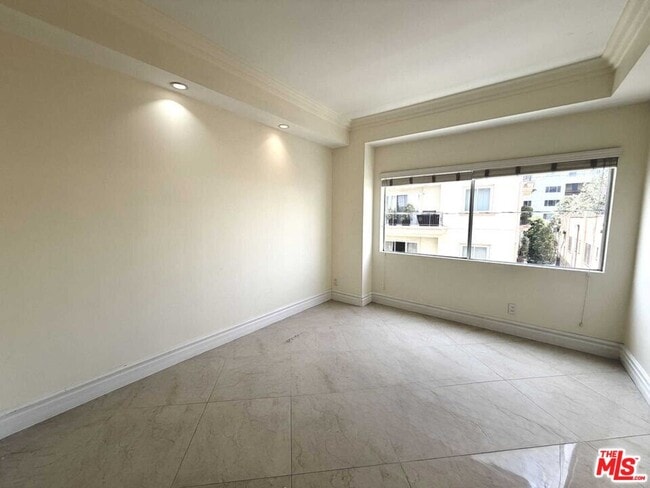 Building Photo - 121 S Palm Dr