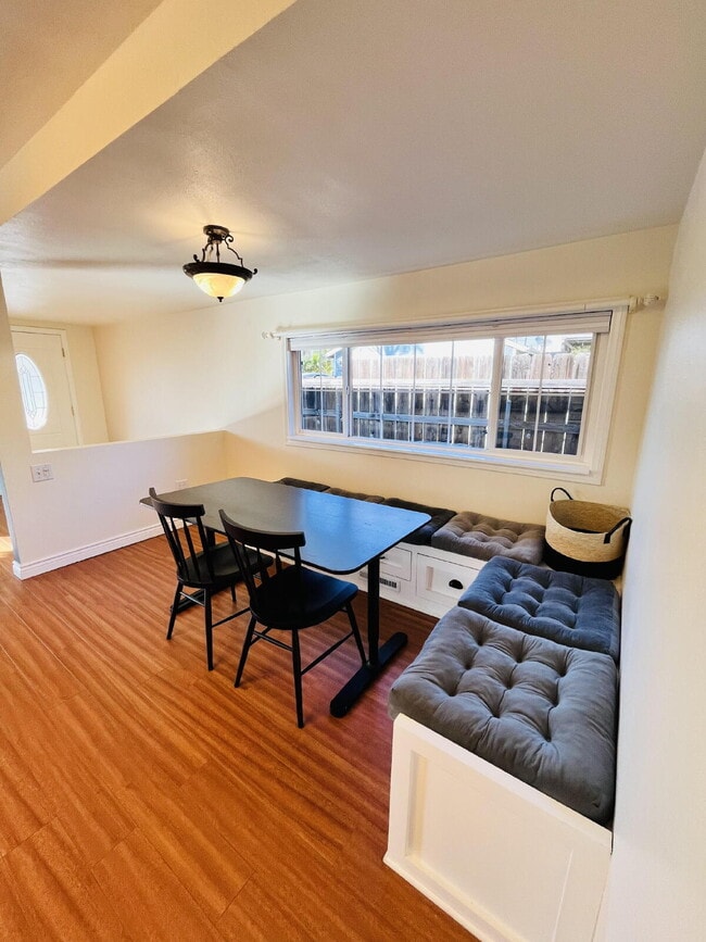 Building Photo - $3,100 - 2 Bed / 1 Bath House in Crest - Ready for Move in!