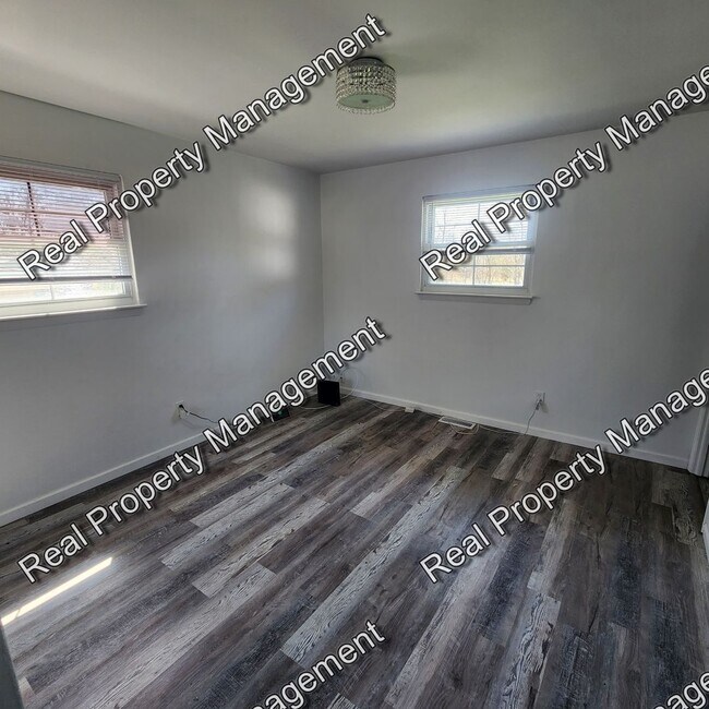 Building Photo - Four Bedroom Bi-Level