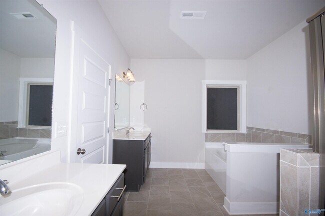 Building Photo - 28 Silky Oak Cir SW
