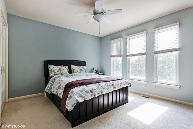 Building Photo - 800 Deroo Lp