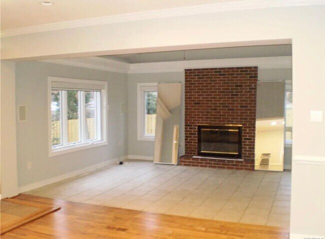 Building Photo - Beautifully Renovated 4bdrm/2.5bth Tri-Lev...