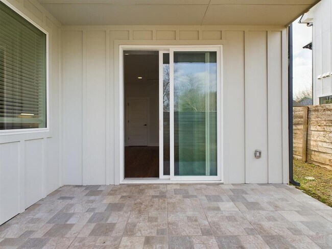 Building Photo - 1402 W 51st St