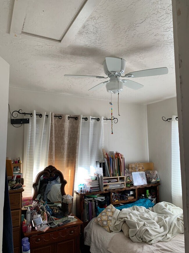 Building Photo - Chang Duplex