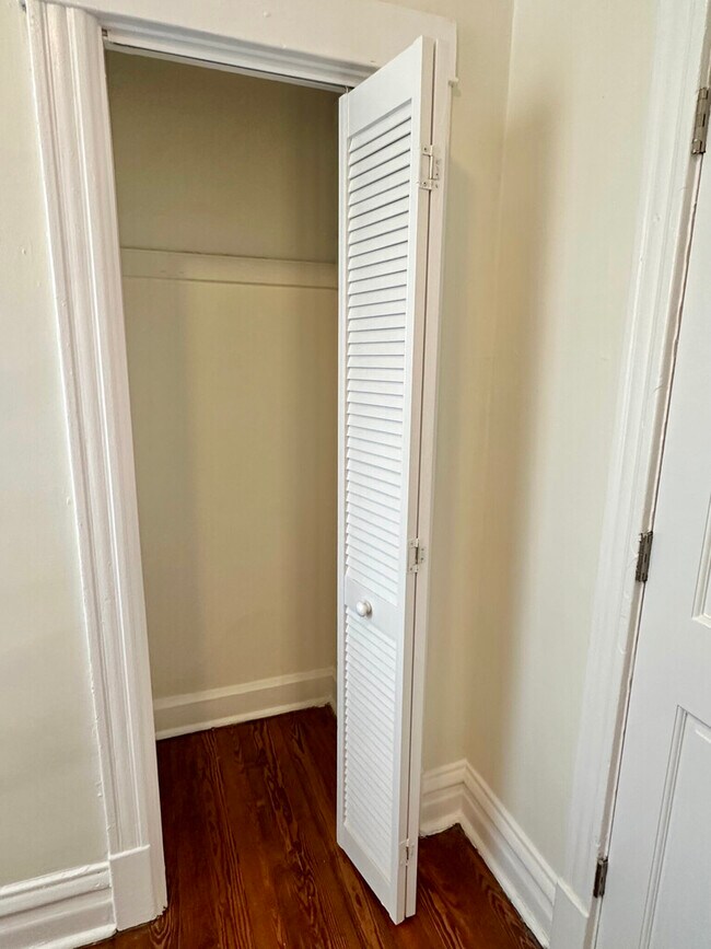 Building Photo - 1311 W Foster Ave