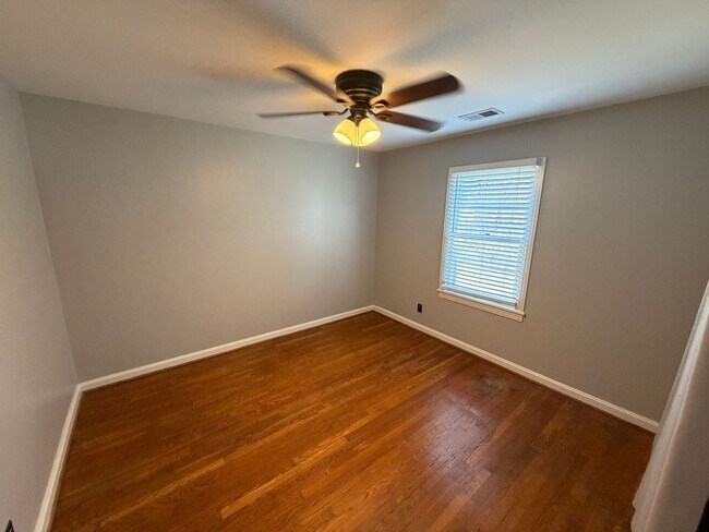 Building Photo - LIve in beautiful downtown Franklin!