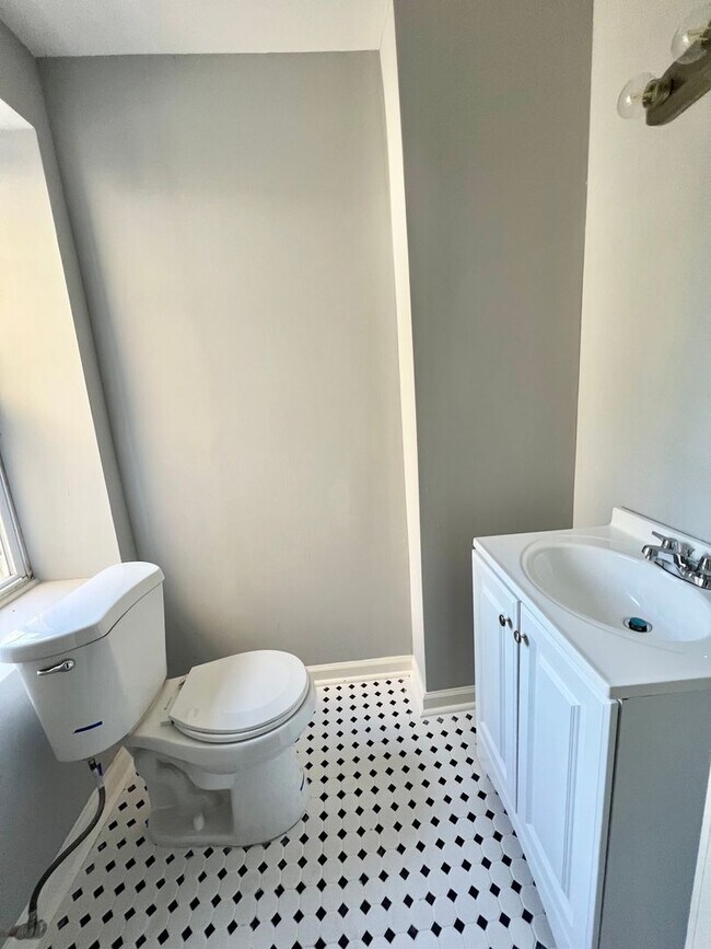 Building Photo - Recently rehabbed townhouse available in W...