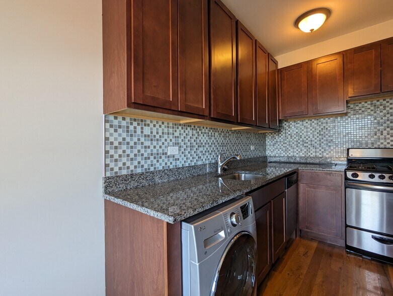 Building Photo - 560 W Arlington