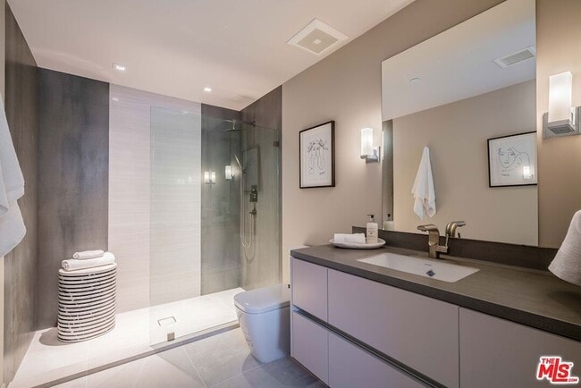 Building Photo - 2391 Roscomare Rd