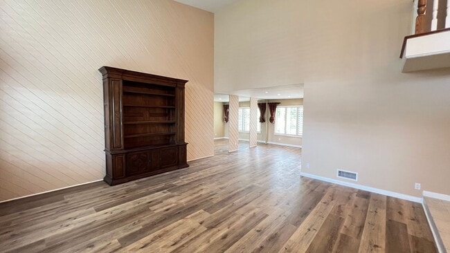 Building Photo - Wonderful 4 Bedroom 3 Bathroom Villa Park ...