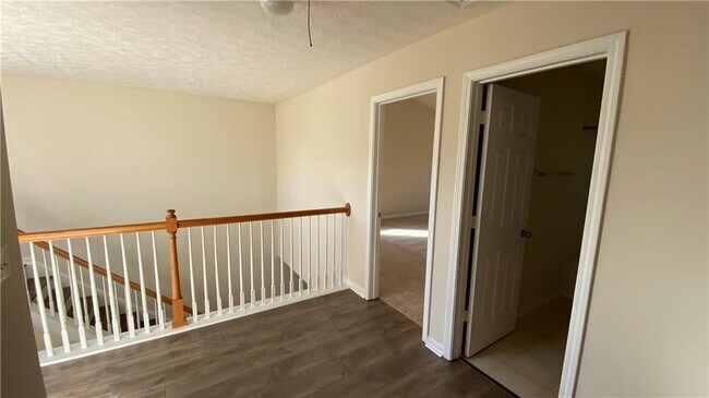 Building Photo - 986 Hawthorn Ln