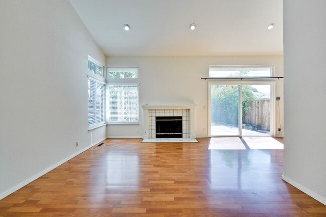 Building Photo - Hardwood Floors- A/C- Full Bedroom and Bath on First Floor: Fresh Paint